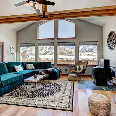 Twin Pines Wilderness Cabin: Scenic Views & Pet-Friendly Retreat